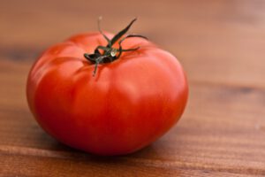 Pomidor malinowy – odmiany, właściwości, witaminy, kcal