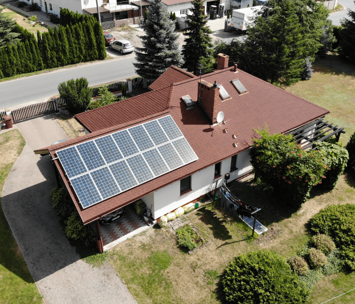płyty fotowoltaiczne na dachu domu