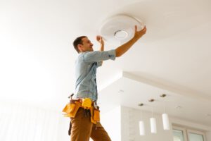 Jak zamontować lampę sufitową?