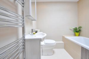 Funkcjonalny grzejnik w łazience - o czym warto pamiętać?