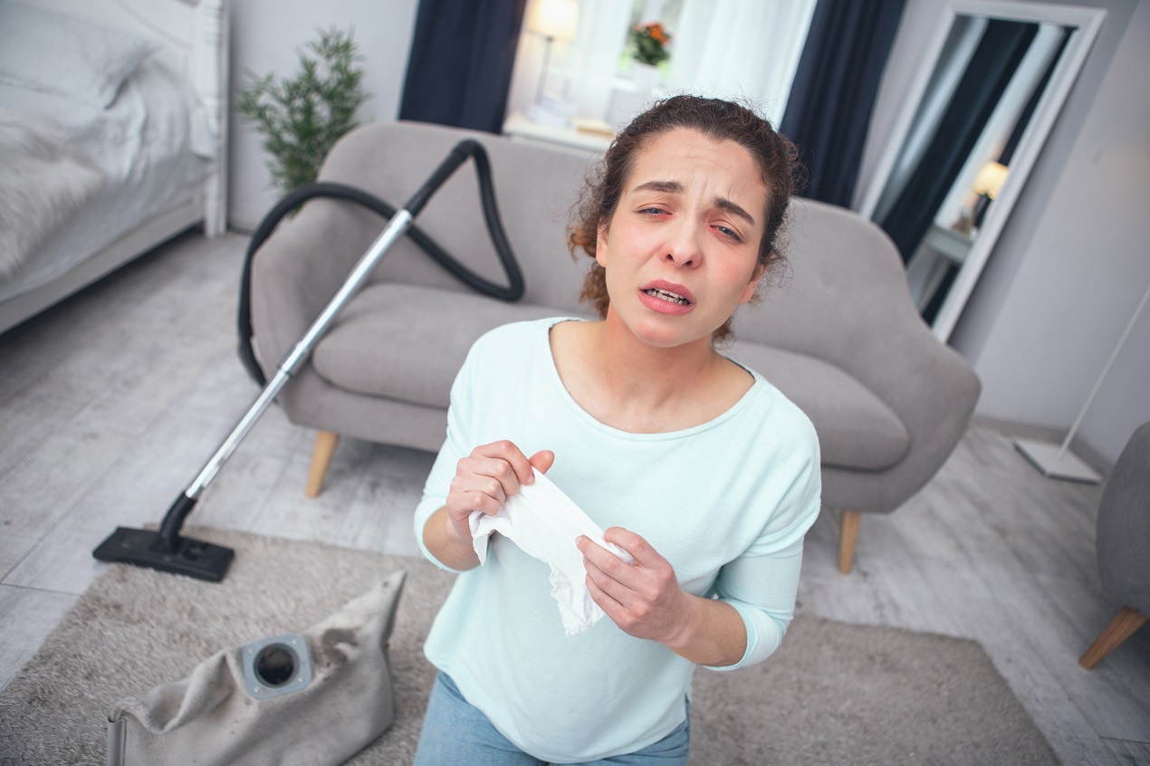 Kobieta z alergią sprząta dom