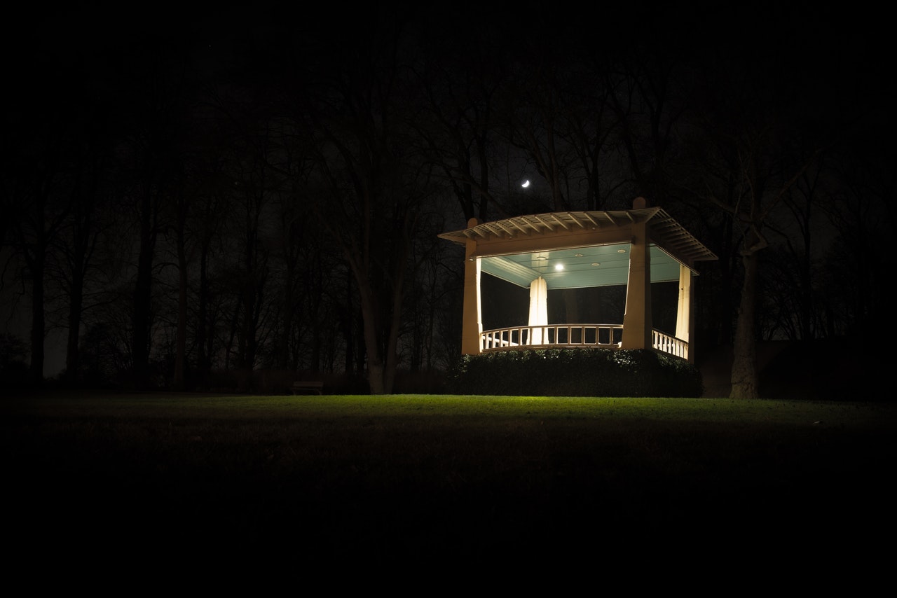 Oświetlona altana ogrodowa w nocy