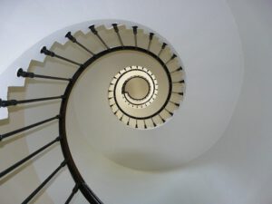 Jak wybrać odpowiednie schody wewnętrzne?