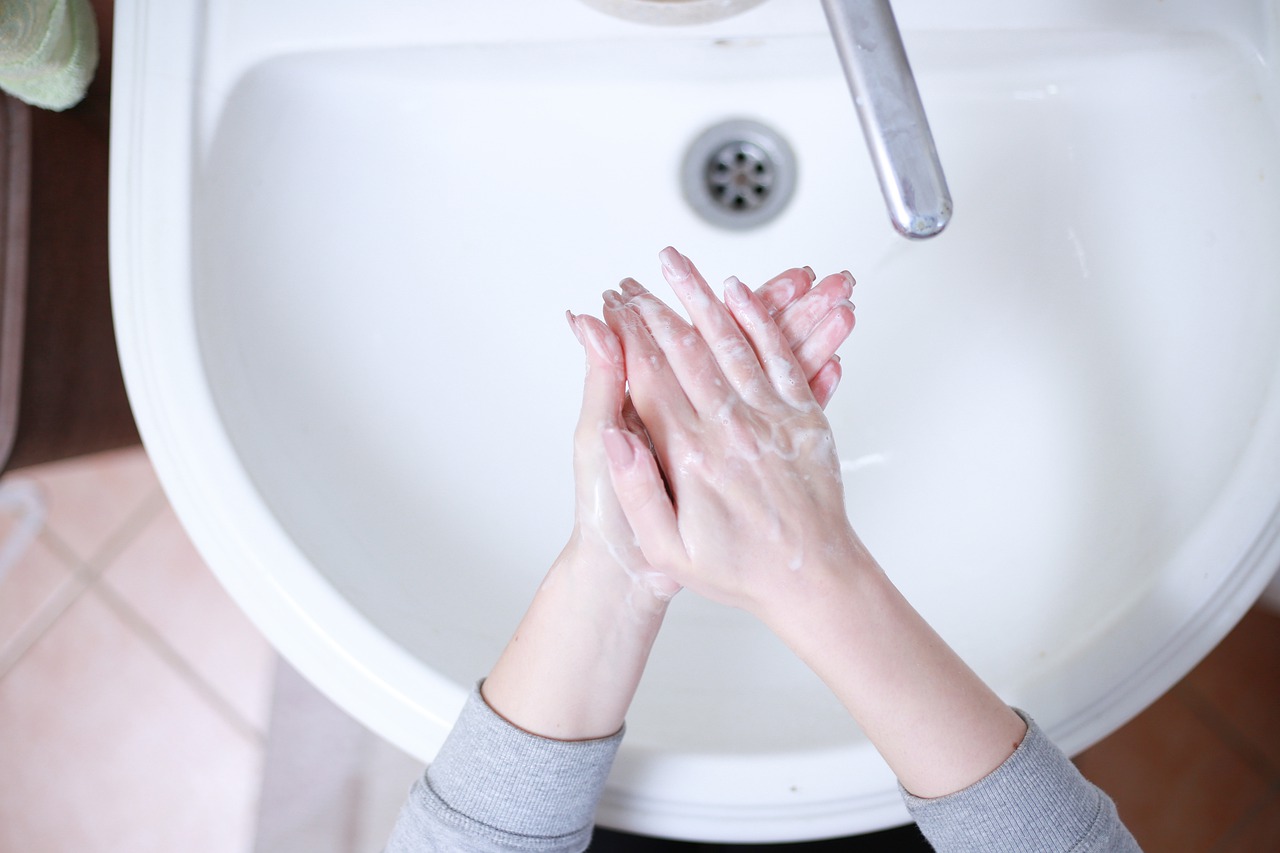 Kobieta myjąca ręce mydłem z cedru syberyjskiego