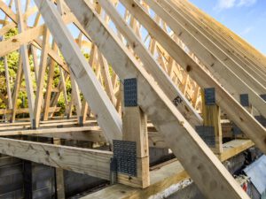 Wiązary dachowe – zalety dachu z elementów prefabrykowanych