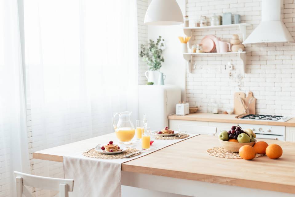 Białe meble na wymiar w nowoczesnejj kuchni