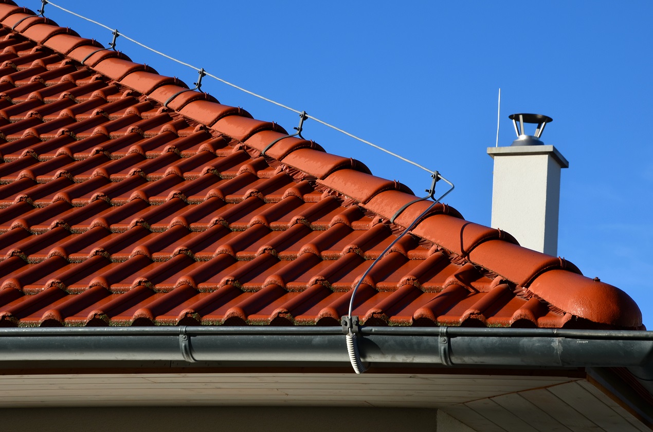 Zamontowana instalacja odgromowa na dachu domu