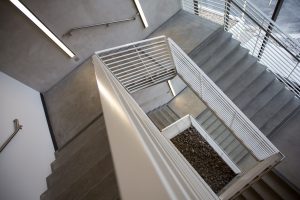 Jaki będzie najlepszy materiał do wykonania schodów wewnętrznych?