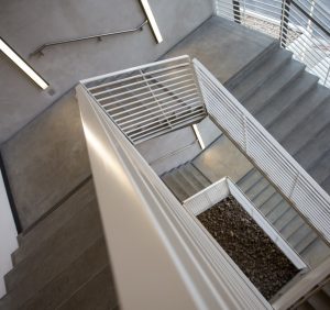 Jaki będzie najlepszy materiał do wykonania schodów wewnętrznych?