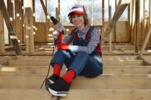 Kobieta budowlaniec wykorzystująca płyty OSB w pracy
