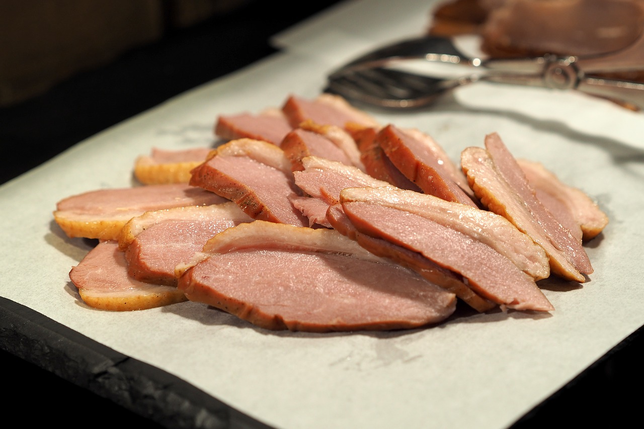 Wędzone mięso pokrojone w plasterki na talerzu