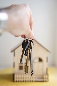 Mężczyzna trzyma klucze od domu