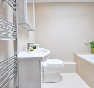 Funkcjonalny grzejnik w łazience – o czym warto pamiętać?