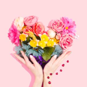 Kobieta ze sztucznymi kwiatami w dłoniach