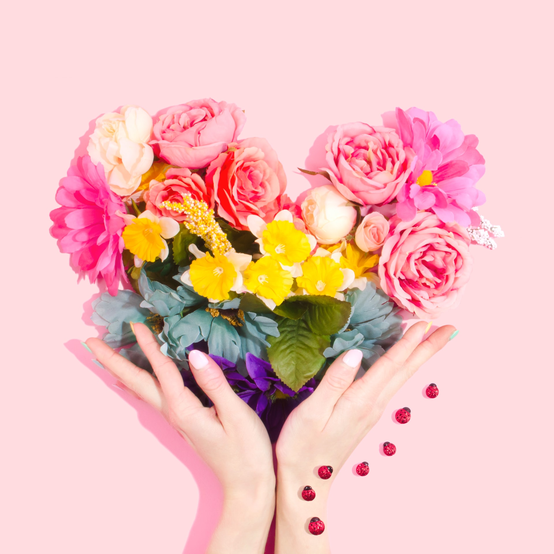 Kobieta ze sztucznymi kwiatami w dłoniach