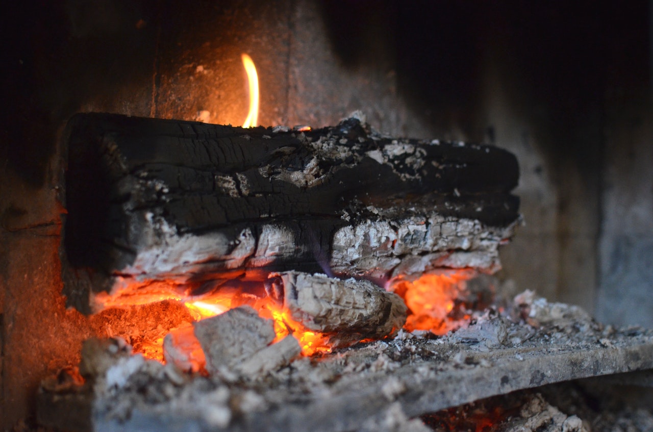 Palące się drewno w piecu do ogrzewania domu