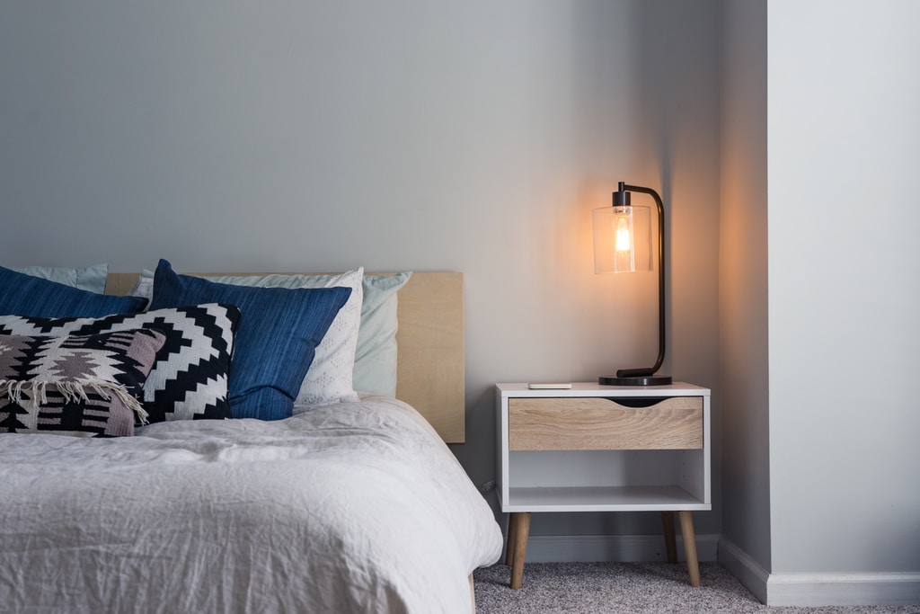 Stylowa i nowoczesna lampa w sypialni