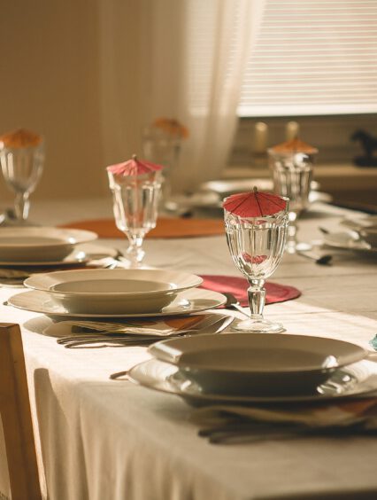 Jakie cechy powinny mieć stoły do jadalni? Odpowiadamy