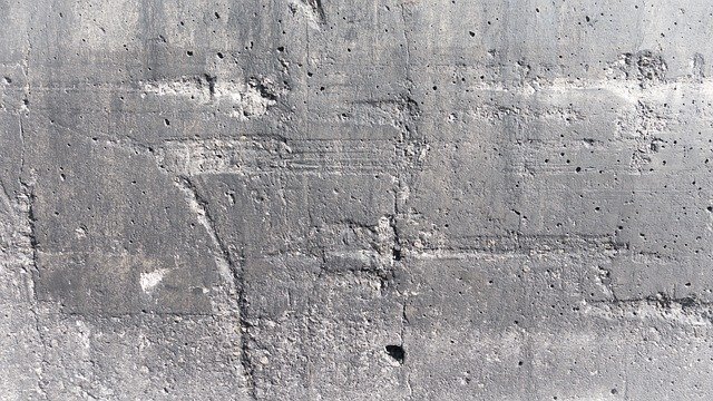 Wypełnianie dziur w betonie na posadzkach i ścianach