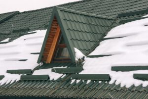 Zamontowane płotki przeciwśniegowe na dachu domu jednorodzinnego