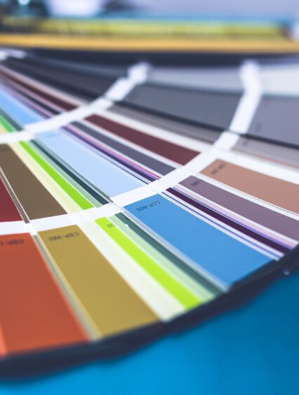 Próbki farb – jak mogą pomóc w malowaniu mieszkania?