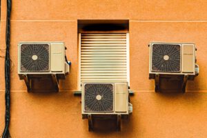 Klimatyzatory na ścianie budynku
