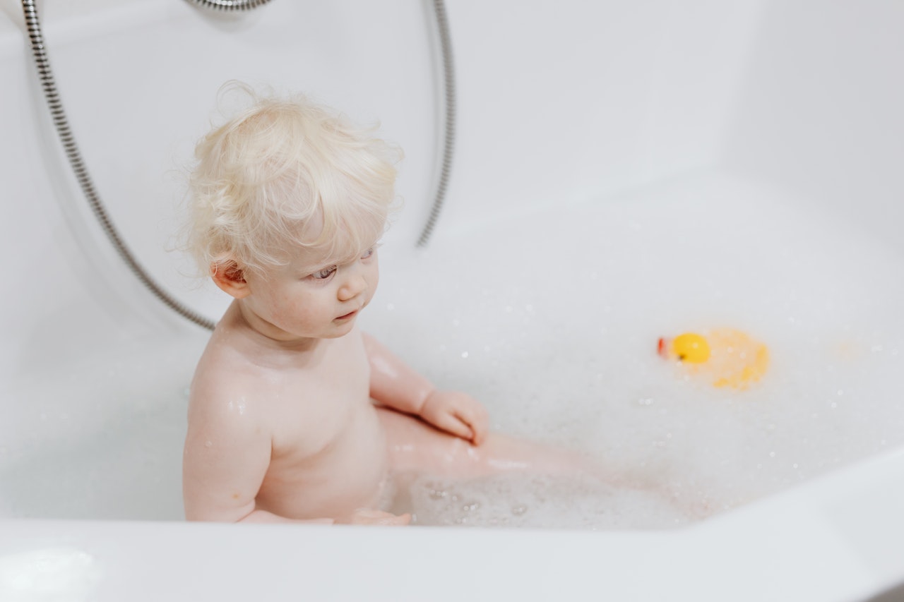 dziecko kąpie się w wannie z akcesoriami do kąpieli