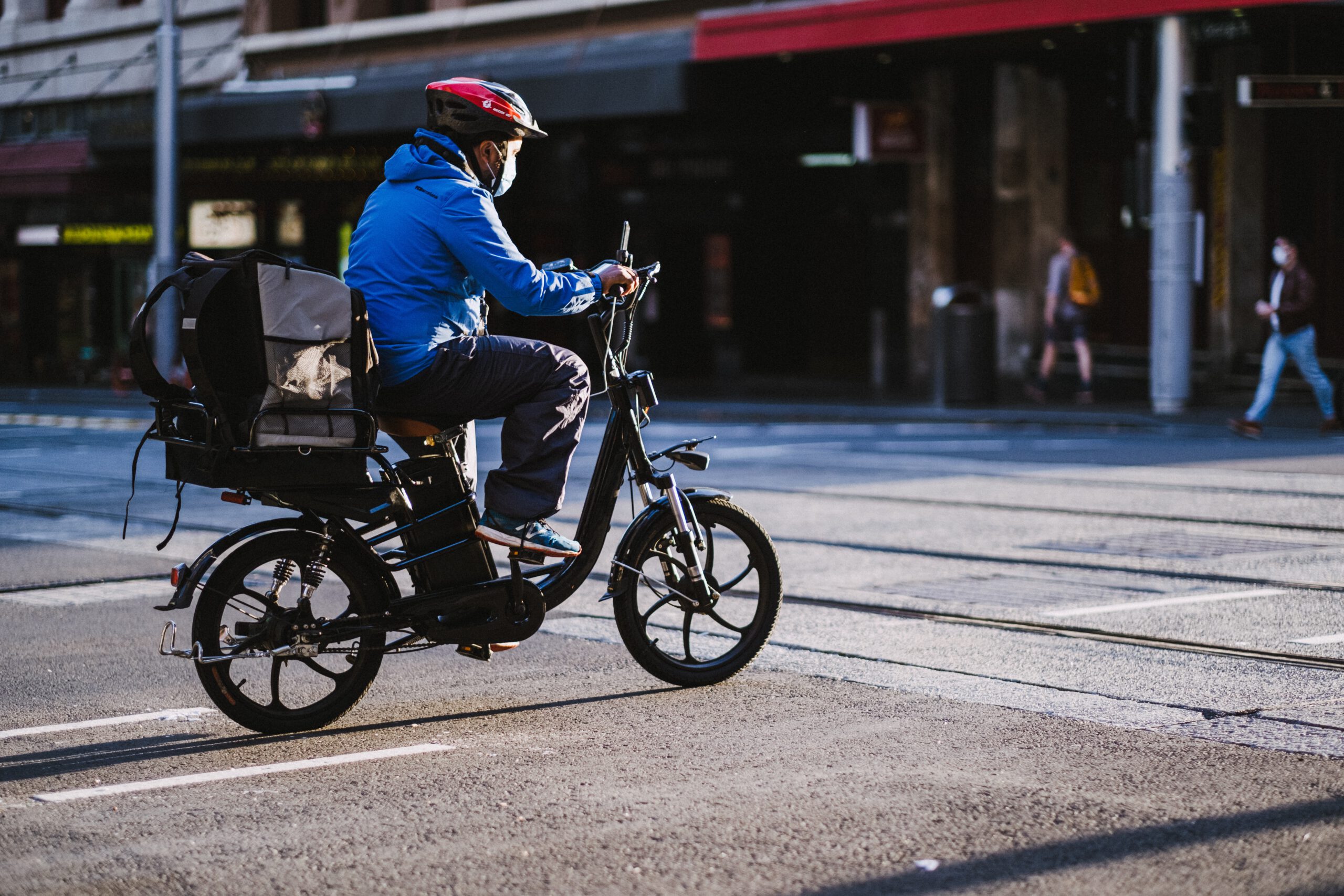 Mężczyzna jedzie na składanym rowerze elektrycznym