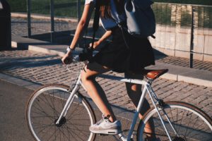 Kobieta jeździe na swoim rowerze po mieście