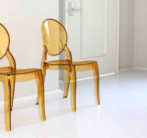 Krzesła i meble transparentne