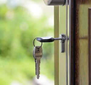 W jaki sposób wyposażyć drzwi wejściowe do domu?
