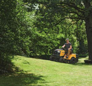 Kosiarka samojezdna Cub Cadet – dlaczego warto kupić traktorek ogrodowy?
