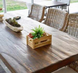 Producent stołów drewnianych: Czy warto wybrać model rozkładany?