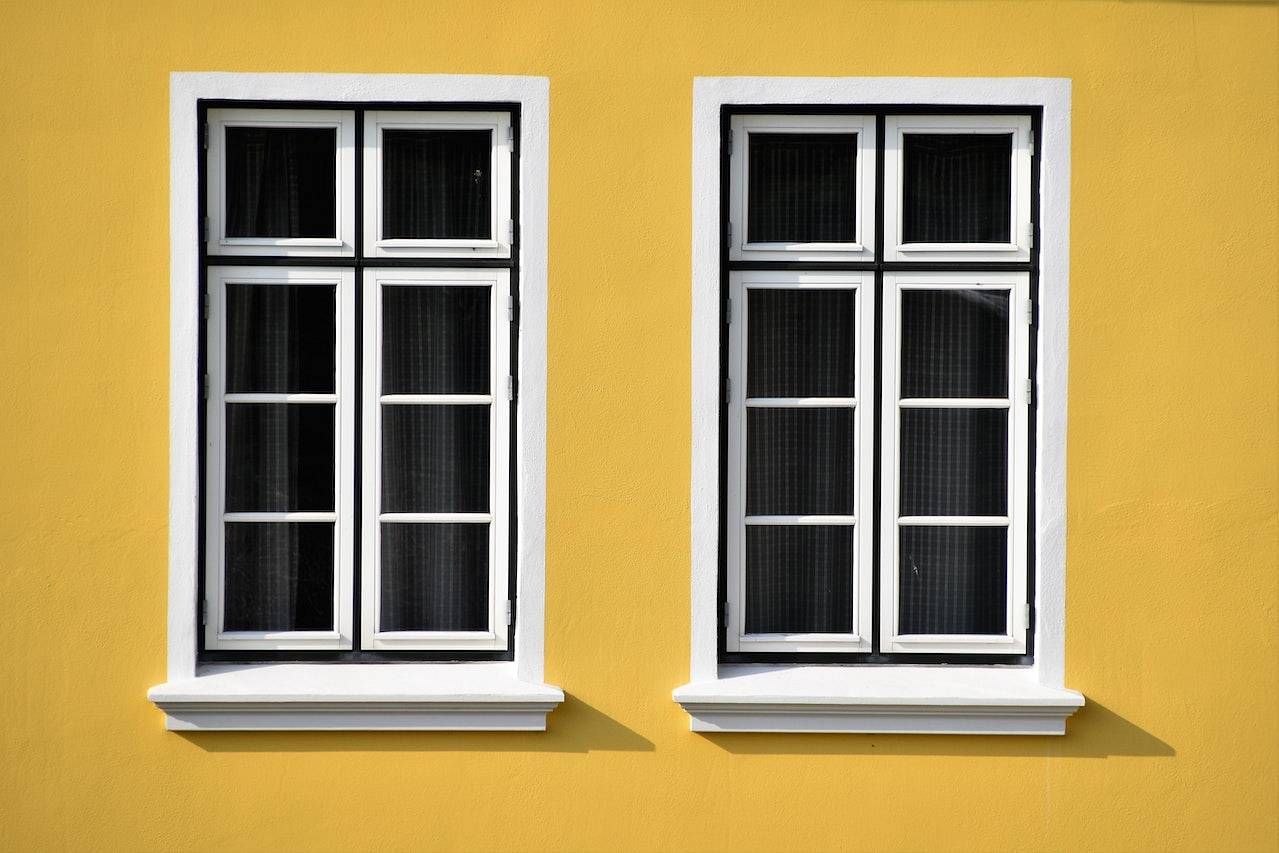 Wyprodukowane i zamontowane okna w żółtym domu