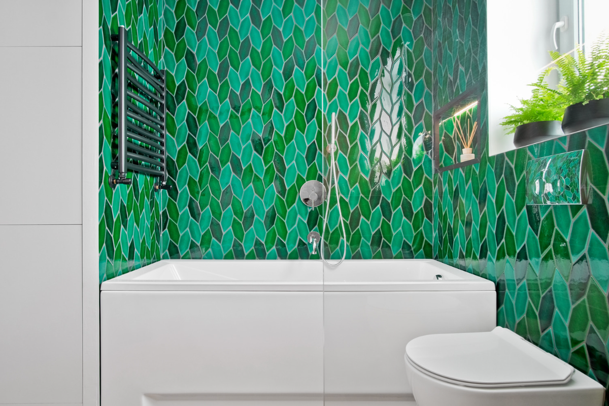 Przestronna łazienka z kolorowymi pytaki spring laves połysk od raw decor