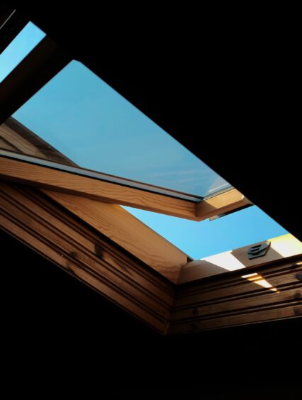 Co należy wiedzieć przed zakupem okien dachowych?