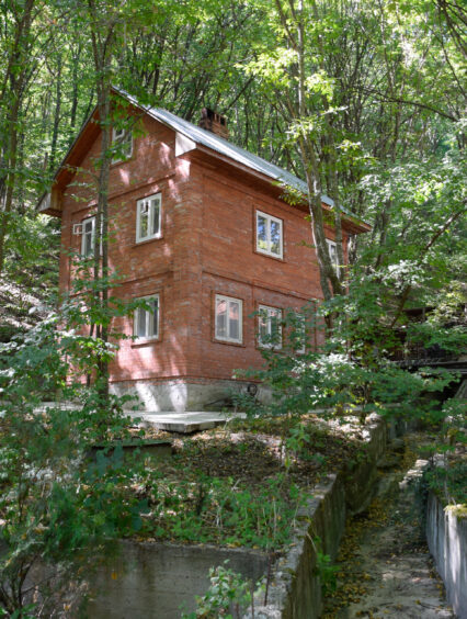 Dom bez pozwolenia w lesie: czy to jest możliwe?