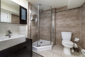 Na tym ujmującym obrazku możemy zobaczyć stylowy prysznic, który stanowi centralny punkt łazienki. Wyposażony w nowoczesne panele i deszczownicę, prysznic prezentuje się niezwykle elegancko i funkcjonalnie. Dzięki minimalistycznemu designowi i wysokiej jakości materiałom, ten prysznic zapewnia komfortową i relaksującą kąpielową atmosferę