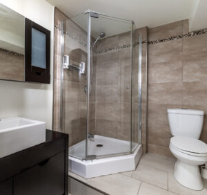 Aranżacja małej łazienki z prysznicem i pralką w bloku – jak maksymalnie wykorzystać przestrzeń?