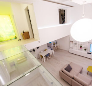 Dom bez pozwolenia z antresolą: idealne rozwiązanie dla osób ceniących minimalizm i funkcjonalność