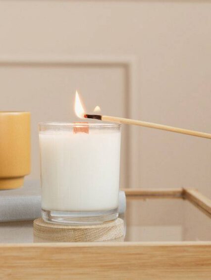 Świeczki zapachowe jako element dekoracji wnętrz: Porady dla miłośników designu