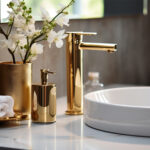 Biała łazienka ze złotym blaskiem: eklektyzm i elegancja
