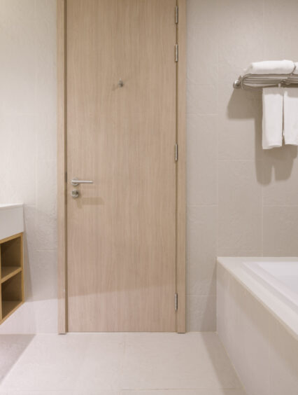 Biała łazienka – ponadczasowa elegancja czy przestarzały trend?