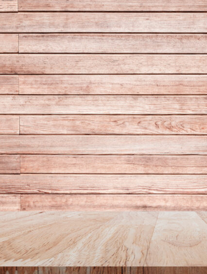 Boazeria na ścianę – czy tradycyjne drewniane deski wracają do łask?