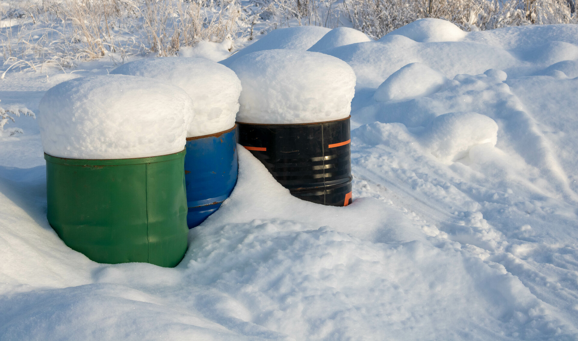 Na tym malowniczym obrazku możemy podziwiać kompostowniki zimą, które są przykryte warstwą śniegu, tworząc harmonijną scenerię. Pomimo mroźnej aury, kompostowniki nadal pełnią swoją rolę, przekształcając organiczne odpady w cenny kompost. Ich solidna konstrukcja i izolacyjne właściwości zapewniają optymalne warunki dla procesu kompostowania nawet w trudnych warunkach zimowych