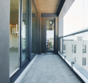 Remont balkonu dla każdego – skuteczna naprawa i renowacja krok po kroku