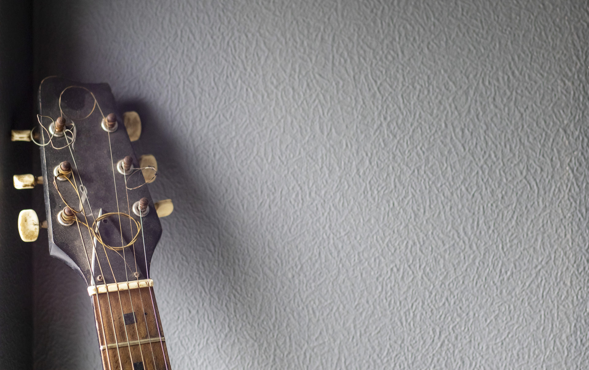 Gitara oparta o wygłuszoną wcześniej białą ścianę