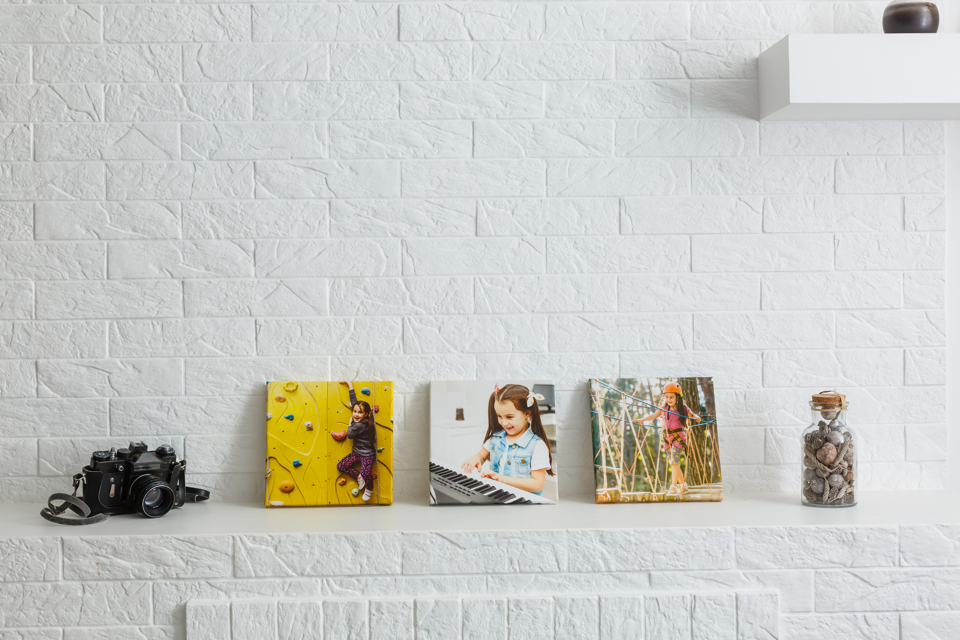Zdjęcia w ramkach stojące przy ścianie w przedpokoju