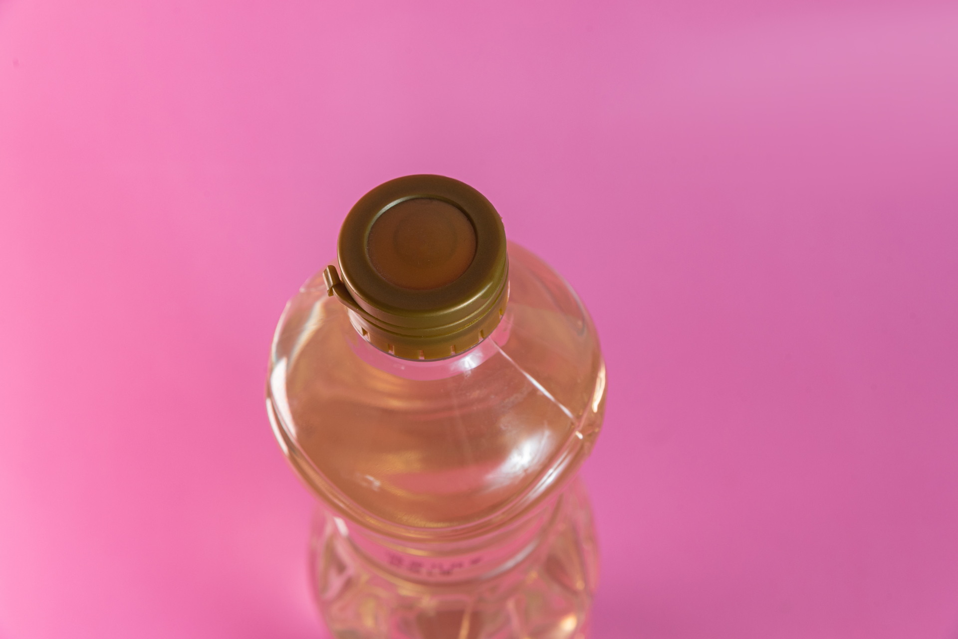 Butela z octem na różowym tle