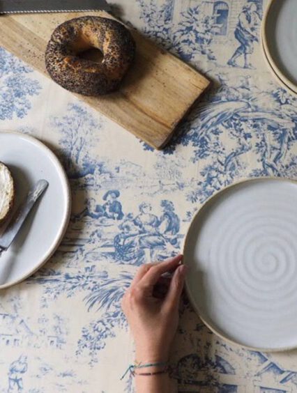 Czy zastawa stołowa z ceramiki artystycznej jest praktyczna na co dzień?